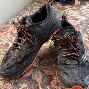 Saucony Adapt trail running shoes Men's Athletic Shoes in Black/Orange size 8.5